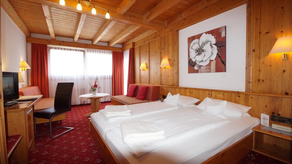 Hotel Schwarzenbergs Traube Glottertal Exteriör bild